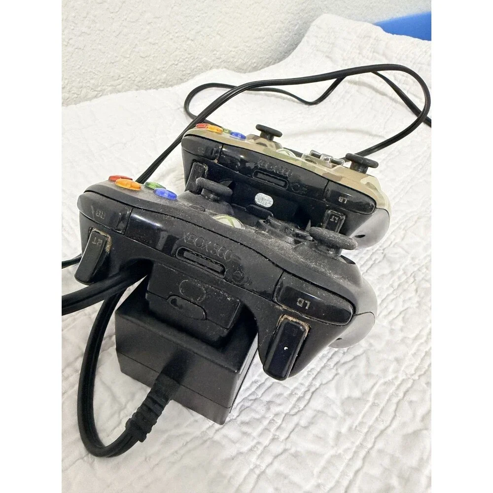 Nyko Charge Base 86100-A50 for Xbox One  includes two controllers camo black lot